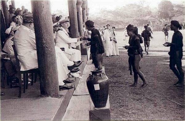 INDOCHINE 1943: L´AMIRAL DECOUX ET SES OFFICIERS LORS DU GRAND SERMENT MOÏ A BANMETHUOT (N° 3)